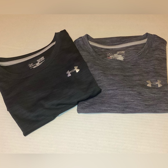 Two Women’s Under Armour Tees XS - Picture 11 of 11